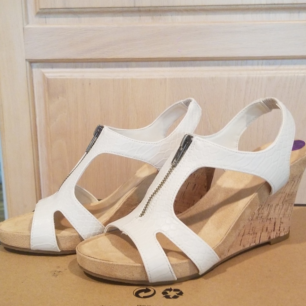 Aerosoles off white Wedge Sandal. NWOT